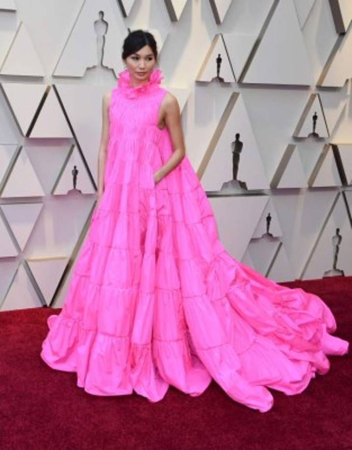 La actriz y modelo británica Gemma Chan ('Locamente millonarios') eligió un Valentino fucsia con capas escalonadas y cuello de estilo victoriano que dejó a muchos boquiabiertos.