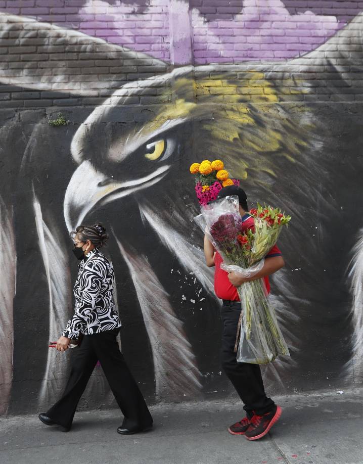 Según la plataforma financiera HelloSafe, cada mexicano gastará un promedio de 1.600 pesos (unos 80 dólares) en su ofrenda de muertos, un incremento del 17,6 % con respecto a 2021.