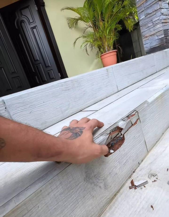 ”Este es un Airbnb y ya arruiné la grada, ya lo reporté, pero que gran hoyo hice”, agregó.