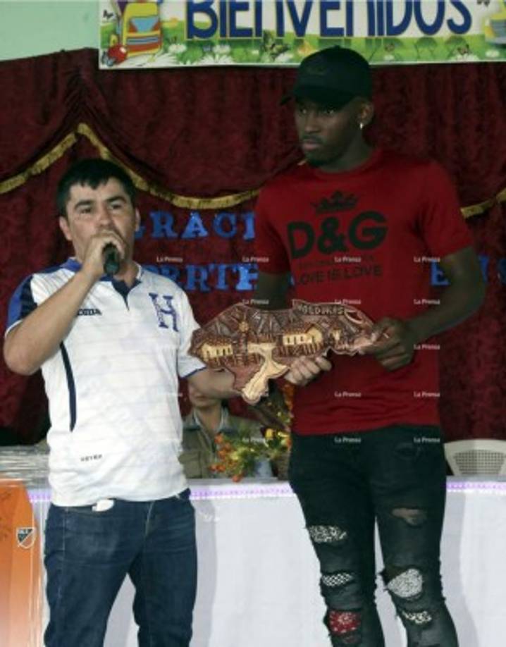 'Estoy muy feliz, hace 11 años pasé por estas aulas y hoy regreso contribuyendo. Me siento orgulloso y estoy agradecido porque contaron conmigo para este proyecto', mencionó Alberth Elis.