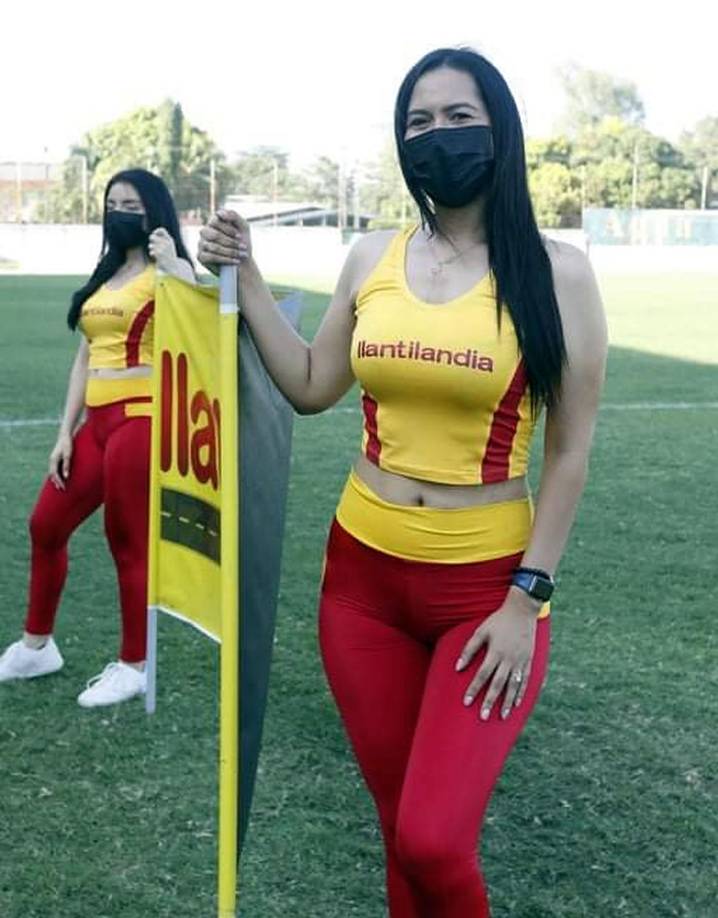 Las edecanes de los partrocinadores del Platense en la cancha del estadio Excélsior.