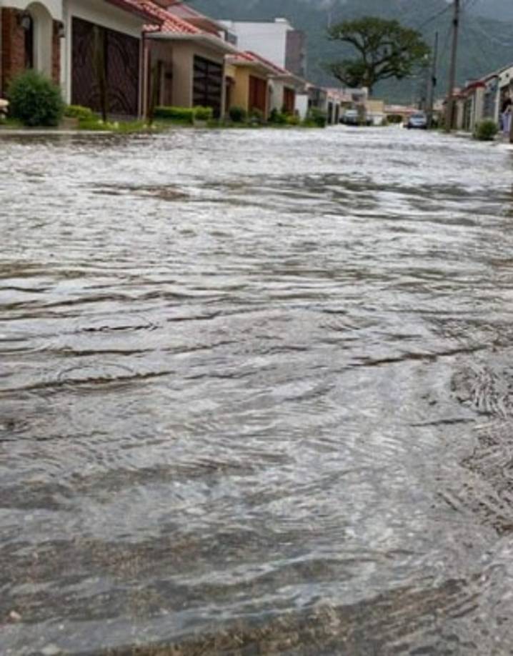 Las lluvias causadas por Iota, que ha pasado de huracán categoría 5 a tormenta tropical en Nicaragua, está causando lluvias en todo Honduras, país al que entrará este martes por la región oriental, informó la estatal Comisión Permanente de Contingencias (Copeco).