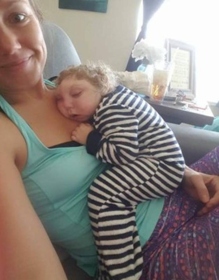 “No es que ignoremos lo que los médicos nos dicen pero preferimos disfrutar a nuestro hijo, jugar con él y tratarlo como cualquier otro niño, preferimos disfrutar cada momento que torturarnos pensando en lo que pasará el día de mañana”, dice Brittany, la madre del menor.