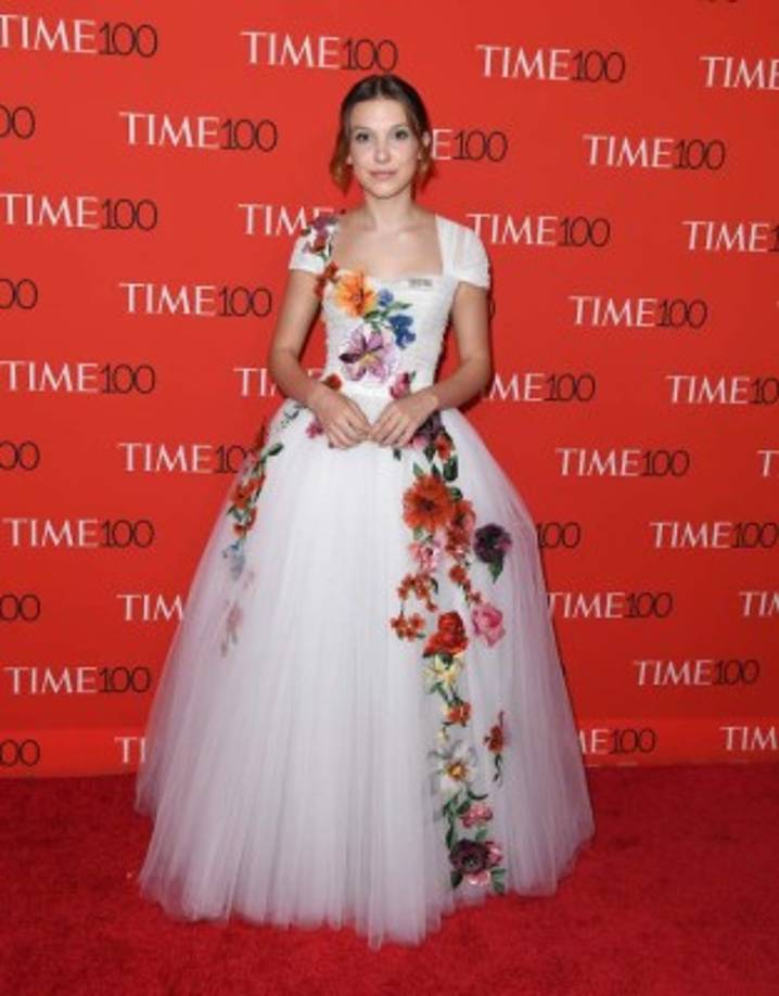 La actriz de The Stranger Things, Millie Bobby Brown, asistió a la gala en un bello vestido floral de Dolce & Gabbana. <br/>Ella podría haber sido la homenajeada más joven en la velada (solo tiene 14 años), pero su elección de atuendo ciertamente la hizo parecer toda adulta.