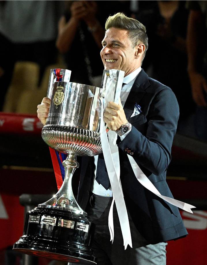 Joaquín, jugador del Betis que anunció su retiro esta temporada, ha sido quien ha entregado la Copa del Rey antes del inicio del partido.