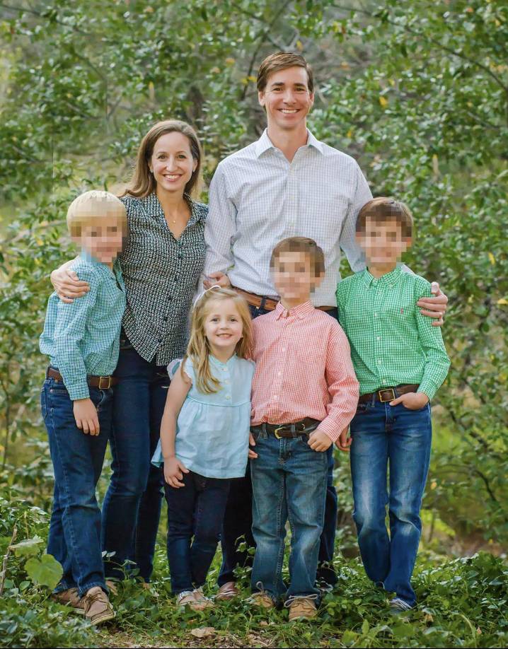 Hallie era la única hija del pastor Scruggs, quien era el líder de la iglesia a la que pertenecía la escuela.