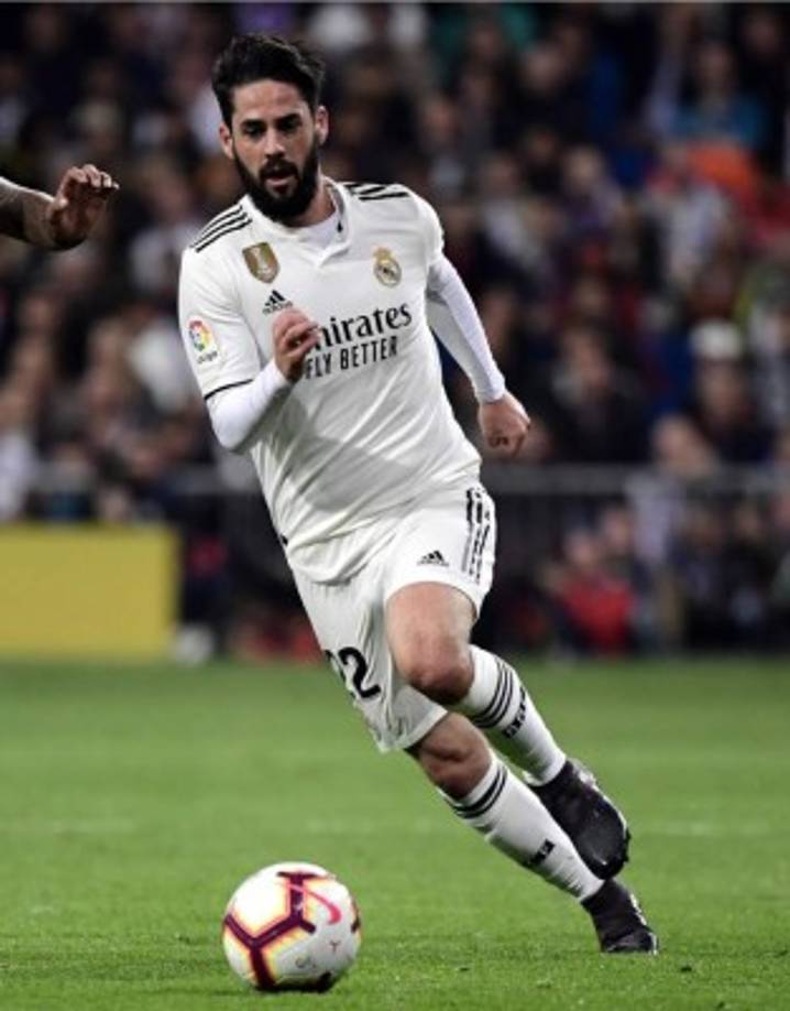 Isco - La situación del jugador actualmente es complicada, pero aún tiene una opción a la que agarrarse: la llegada del nuevo entrenador. Solari no seguirá en el banquillo la próxima temporada y si el malagueño fuera del gusto del nuevo técnico, podría tener una oportunidad extra. Sin embargo, a día de hoy el club está muy decepcionado con su actitud y escucharía ofertas.