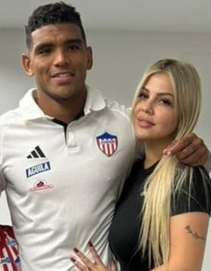 “Nos ha llegado una información de que está circulando una foto íntima nuestra, una foto que, para hacer la salvedad, es de hace unos seis o siete años atrás”, asegura el central del Júnior de Barranquilla.