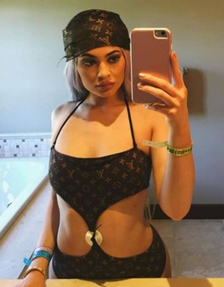 Snapchat fue elegido por Kylie Jenner para presumir con sus seguidores un diminuto bikini que prácticamente dejo nada a la imaginación.
