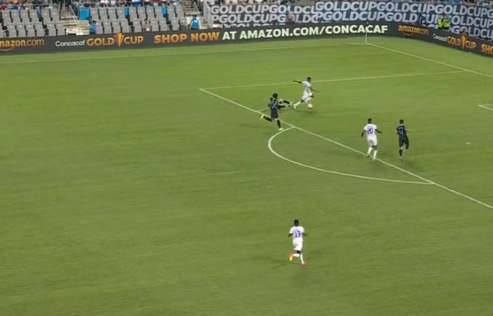 ¿Era penal? Así fue la polémica jugada que el árbitro perdonó a Honduras ante Haití