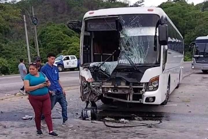 Así quedó el autobús que participó en el accidente en la CA-5, en Taulabé, Comayagua.