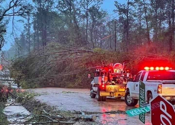 Tornado deja dos muertos, varios heridos y casas derrumbadas en Florida, EEUU
