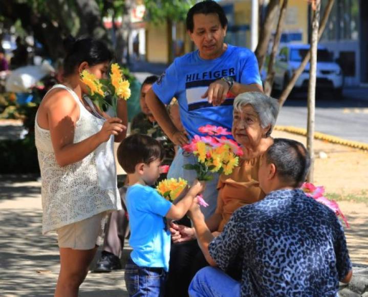 La fecha para recordar a los fallecidos sirvió para el reencuentro de las familias, para compartir entre generaciones.