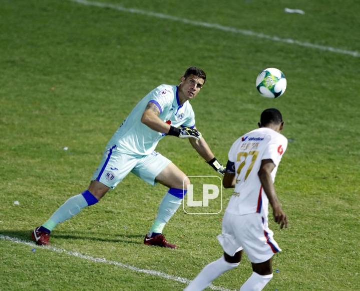 Jerry Bengtson cabeceó y venció a Jonathan Rougier para el 2-0 del Olimpia ante Motagua.