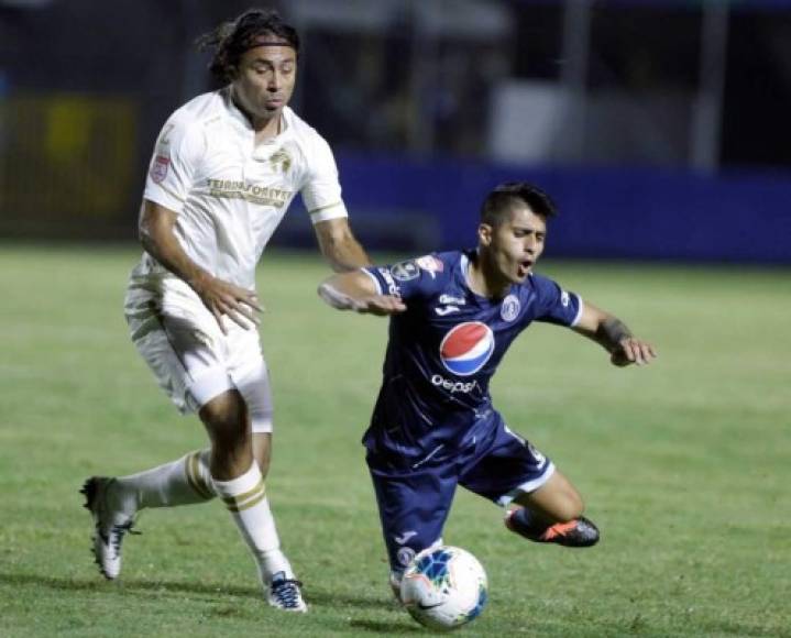 El mexicano Agustín Herrera del Comunicaciones le comete una falta al argentino Matías Galvaliz.