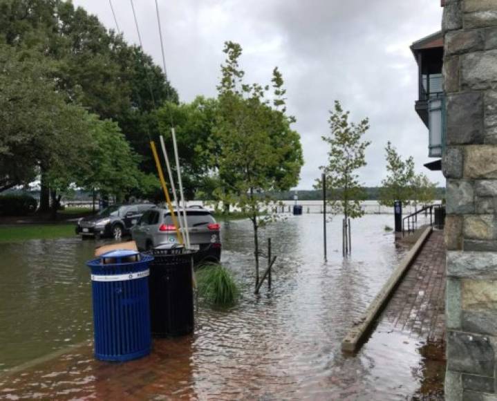 Según un probable patrón de trayectoria, el huracán llegará a la costa de Las Carolinas entre la noche del jueves y madrugada del viernes próximos.