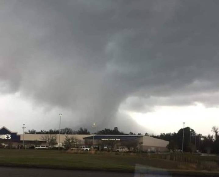 Un tornado mató al menos a tres personas en el estado de Carolina del Norte, según informaron el martes las autoridades, mientras que en el resto de Estados Unidos continúa una ola de frío polar.