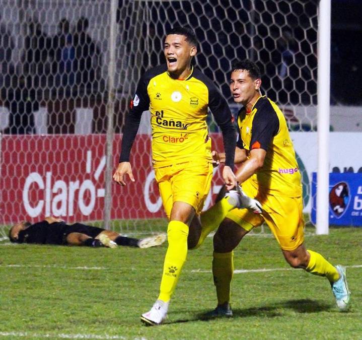 El joven defensa del Real España, Júnior García, celebrando su gol que inauguró el marcador en la semifinal.