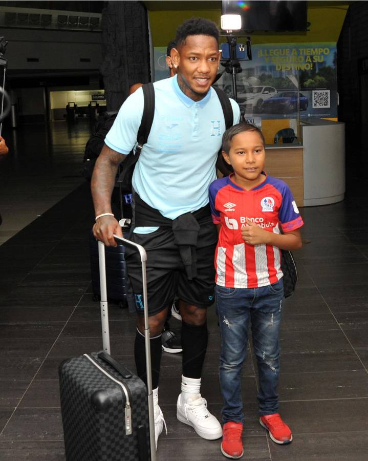 El delantero posando con una pequeña aficionada con la camiseta del Olimpia.