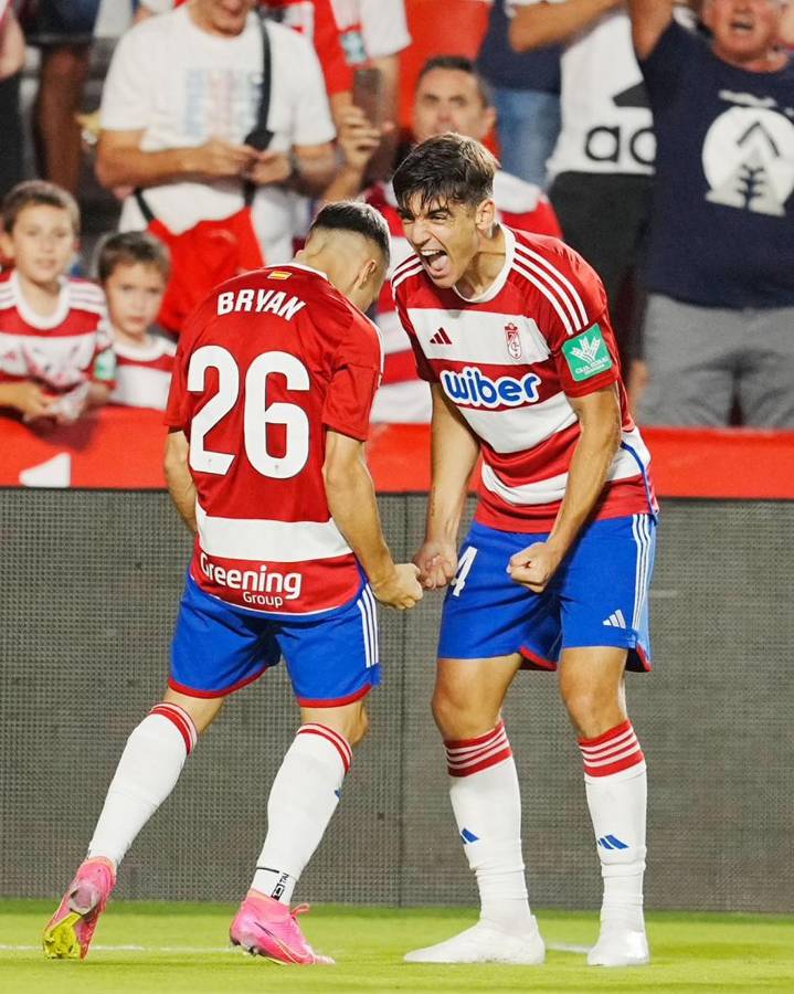 Bryan Zaragoza está siendo la gran sensación del Granada en la Liga Española.