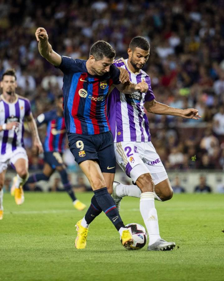 Momento del taco de Robert Lewandowski que se fue al fondo de las redes.