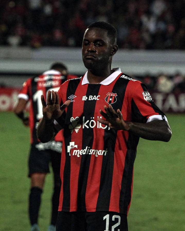 Joel Campbell pidiendo calma. Fue el héroe del Alajuelense para clasificar a la final de la Copa Centroamericana 2023.