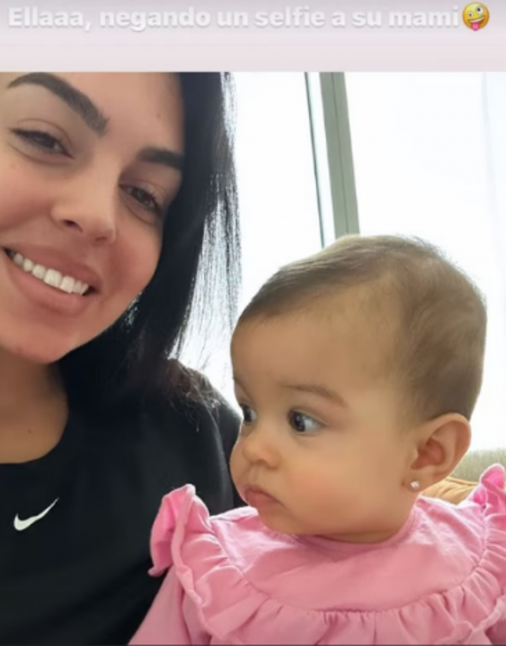 La modelo compartió una tierna selfie junto a su hija: “ellaaa, negándole un ‘selfie’ a su madre”.