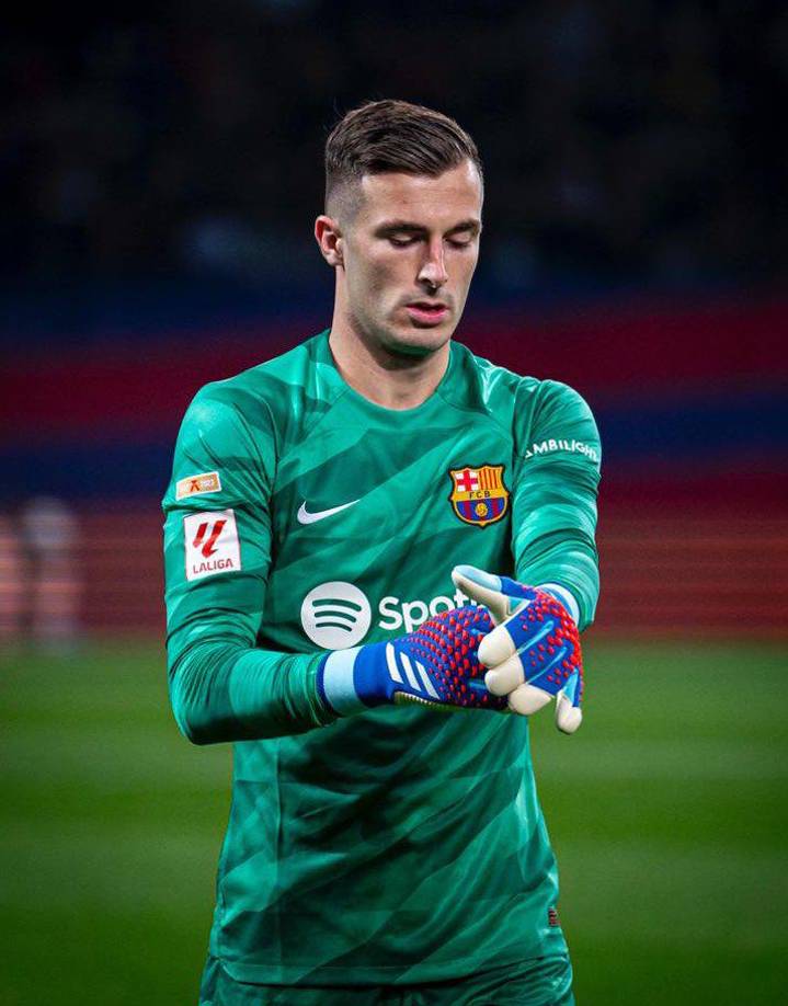 Portero: Tras la lesión de Ter Stegen, Iñaki Peña se ha hecho cargo de la meta del Barcelona, por lo que su presencia ante el Real Madrid es segura.
