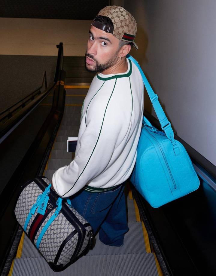 Esta imagen de Benito Martínez Ocasio, nombre real del artista, fue difundidas por la marca italiana en las redes sociales con frases como “La aventura espera” y “Tenemos todo lo que necesitamos”. 