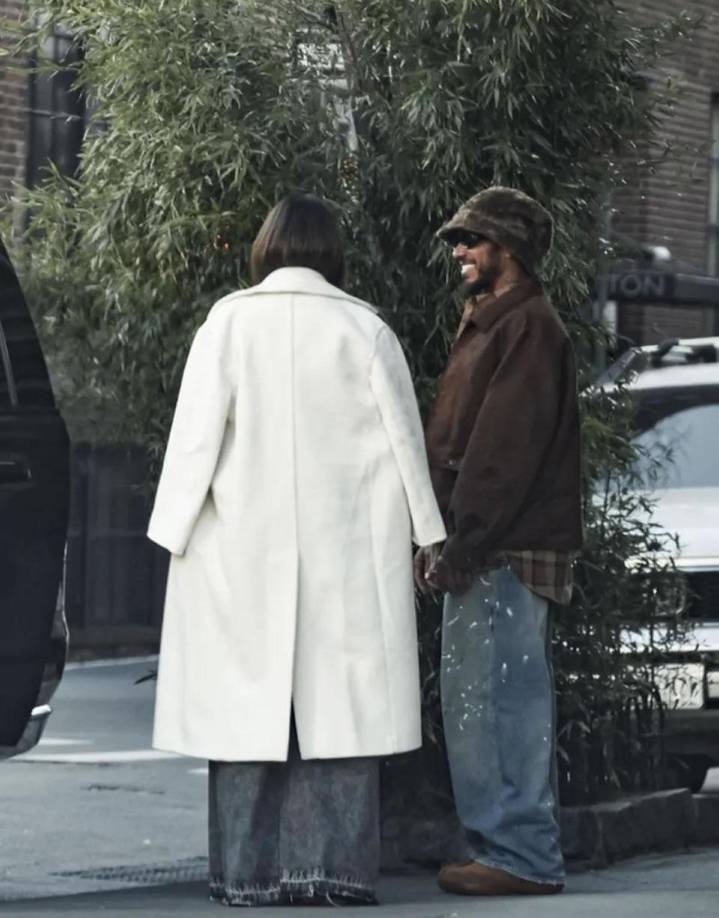 En el lugar se estacionó una camioneta negra para recoger a la modelo, pero antes intercambiaron algunas palabras con el siete veces campeón de la F1, que salió muy contento del establecimiento.