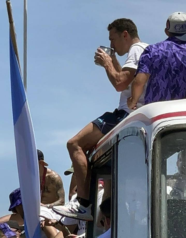 Lionel Scaloni tomando una cerveza, uniéndose a la fiesta montada por sus pupilos en la caravana.