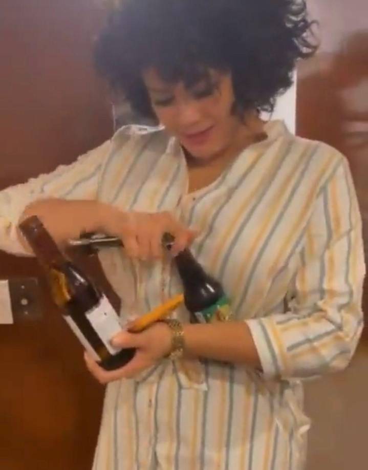 En las imágenes se observa a la “Leona de Honduras” con un par de cervezas en sus mano, en medio de un fiestón, organizado por funcionarios de dicha embajada. 