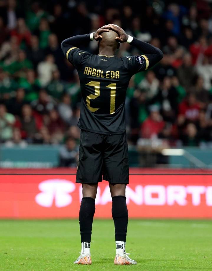 Yustin Arboleda se lamenta tras una de las pocas ocasiones que se le presentaron a la Selección de Honduras.