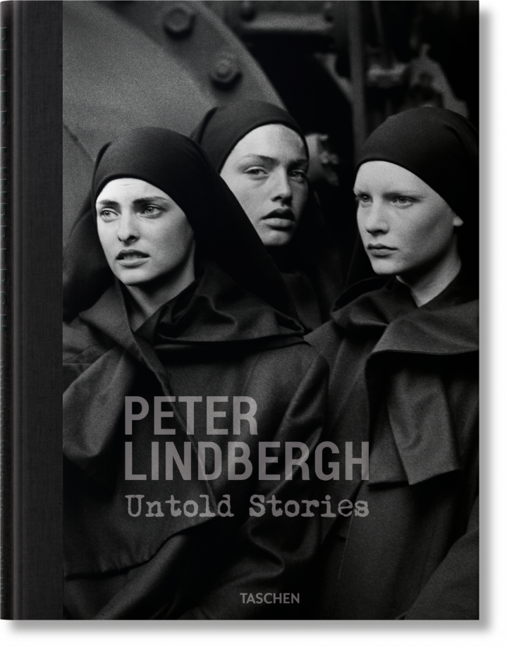 “PETER LINDBERGH, UNTOLD STORIES”. El último gran proyecto de Peter Lindbergh, una exposición resumen de su legado, ha llegado a España gracias a Marta Ortega, heredera de Inditex. Taschen ha reeditado el catálogo de la exposición acompañado por entrevistas a amigos de este gran fotógrafo del siglo XXI que usó la fotografía de moda para llegar a lo más hondo de las emociones del ser humano.