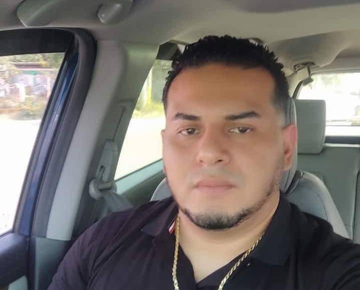 De acuerdo con el relato de testigos, varios hombres armados con vestimenta similar a la de la Dirección Policial de Investigación (DPI) de la Policía Nacional, interceptaron y dispararon a su víctima.