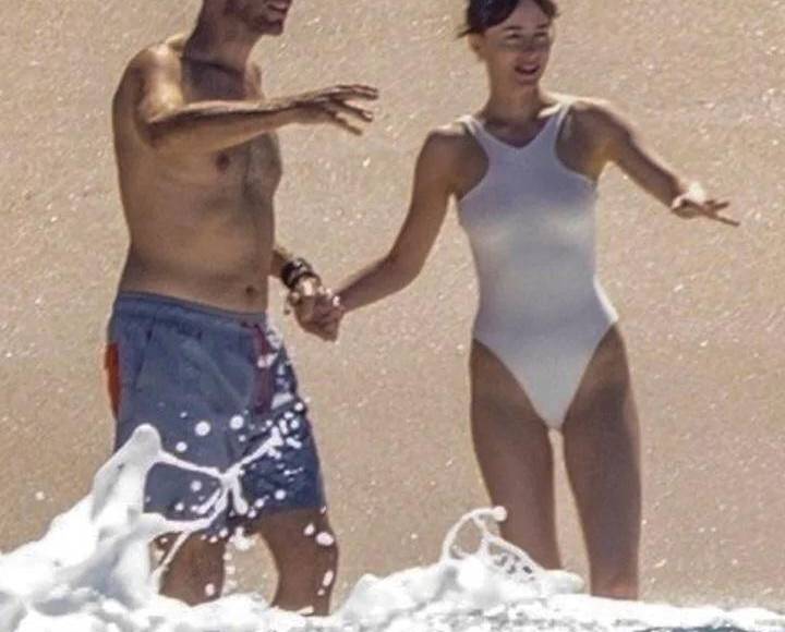 Se les vio alegres, interactuando siempre muy cariñosos, ajenos al lente de los paparazzis que hicieron públicas las imágenes de su escapada a la playa.