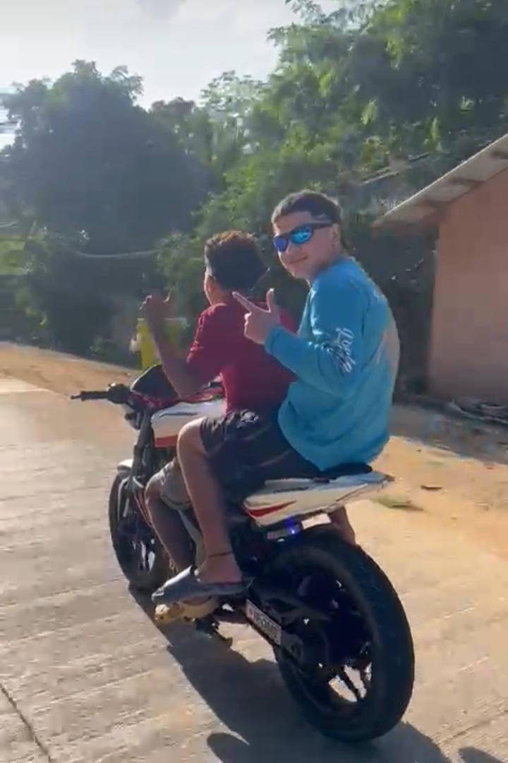 Joven motociclista muere en accidente; carro hizo giro no permitido