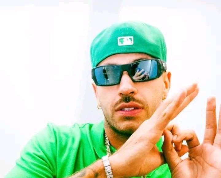 El cantante y productor colombiano <b>Salomón Villada Hoyos</b>, mejor conocido en el mundo artístico como <b>Feid</b> o por su alter ego <b>Ferxxo</b>, ha marcado su trayectoria con significativos logros en la industria musical. Su colaboración con <b>Young Miko</b> en el sencillo <b>Classy 101</b>, debutó en la posición número 99 del <b>Billboard Hot 100</b> este 2023, demostrando una vez más su influencia en el panorama musical global.