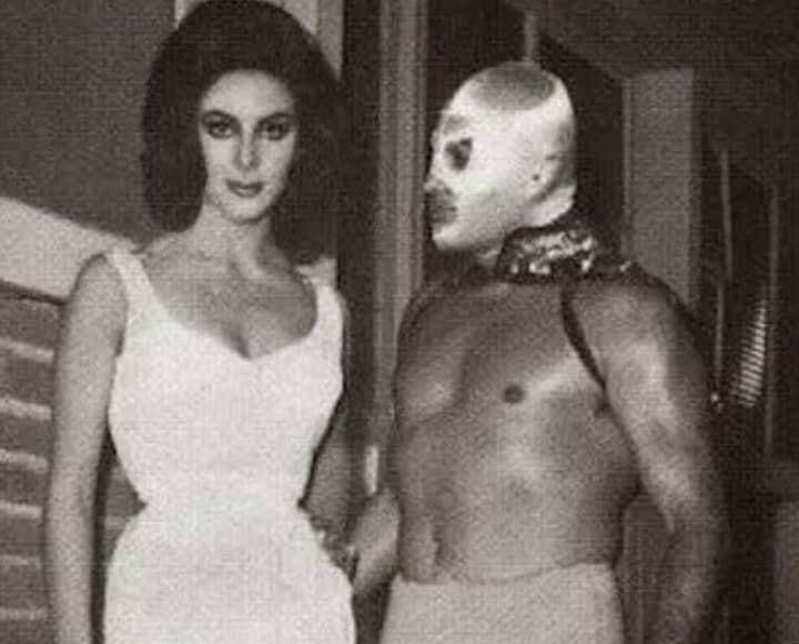 Un día, durante una pausa en el rodaje, El Santo se acercó a Lorena y le preguntó: “¿No me quieres conocer?”. Ante la sorpresa de Lorena, El Santo se quitó rápidamente la máscara, permitiéndole ver su rostro, un privilegio que muy pocas personas tuvieron, y luego se la volvió a poner.Esta anécdota es un testimonio de la confianza y el respeto mutuo que existía entre Lorena Velázquez y El Santo. A pesar de los rumores de un posible romance entre ellos, Lorena siempre lo negó. Sin embargo, esta breve interacción fue un momento significativo que Lorena atesoró durante toda su vida.