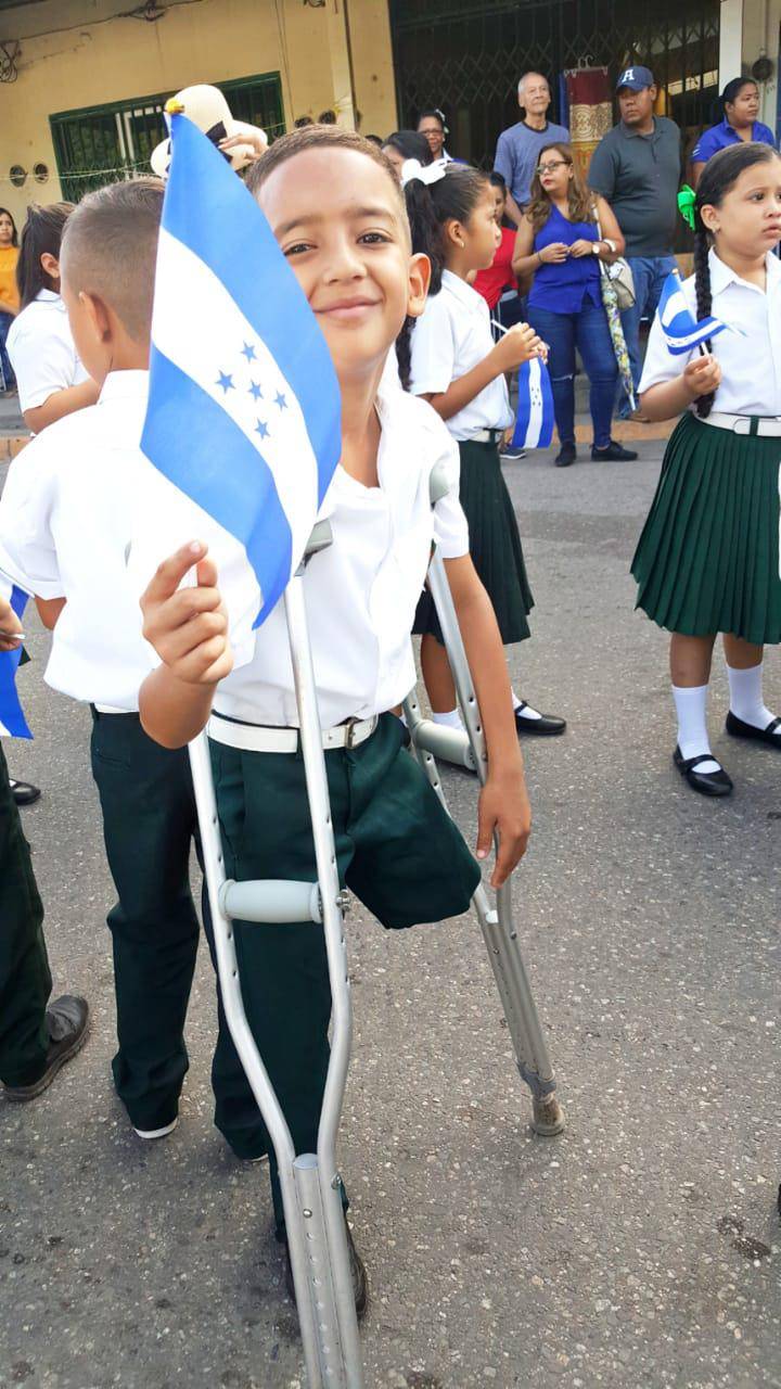 Sebastián durante sus primeros años escolares, en una festividad patria en la que participó portando con orgullo la Bandera de Honduras.
