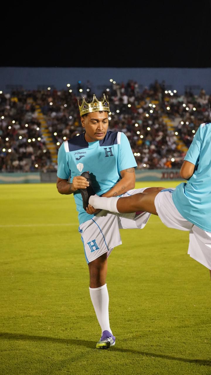 Mamá de Supremo y Milagro Flores se roban el show en el partido de tiktokers en La Ceiba