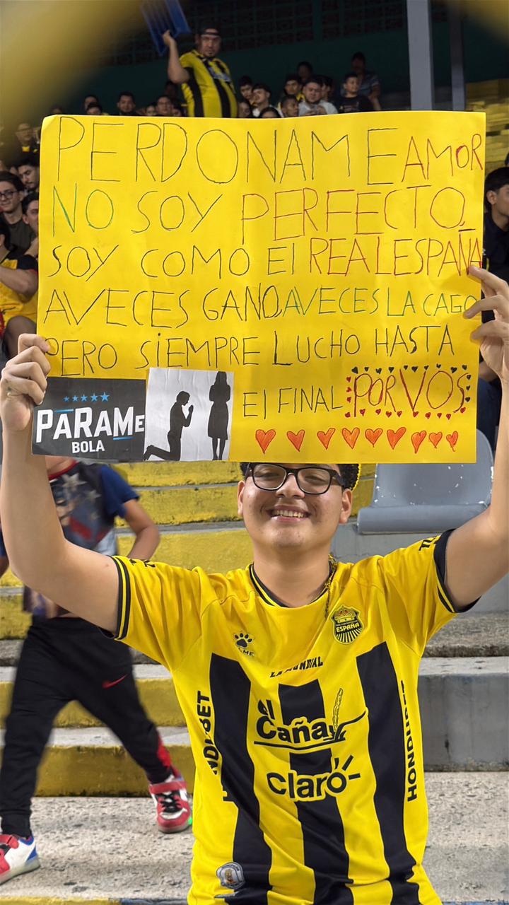 Futbolista sorprende a su bella novia, beso, fiesta del Real España y susto