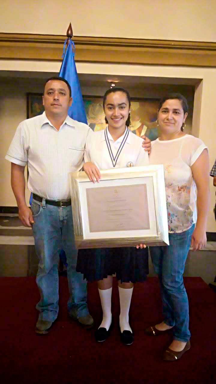 Daniela Quiñónez, premio a la excelencia académica