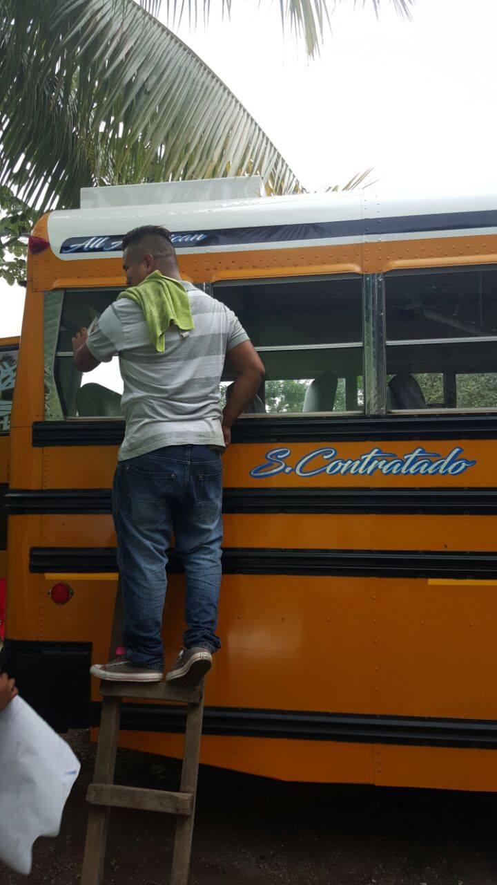 Muere motociclista al impactar con bus en desvío a San Manuel