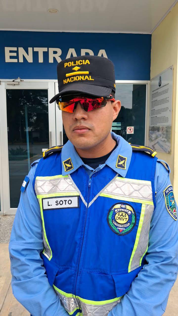 El subinspector Luis Soto, de la Dirección Nacional de Vialidad y Transporte (DNVT).