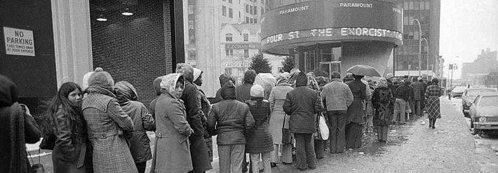 Largas filas se hacían en los cines de la época para ver la película.
