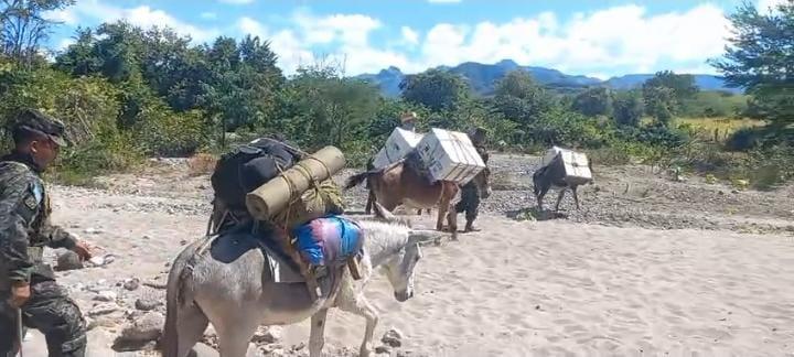 Fotos curiosas de cómo trasladan las maletas electorales a los rincones de Honduras