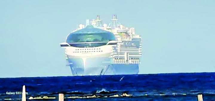 El crucero, llegó a las 6:30 am a la isla de Roatán, con sus más de 8,000 pasajeros a bordo. Foto: Cortesía.