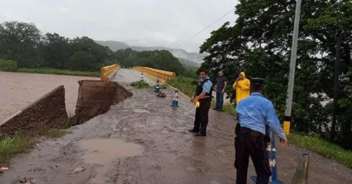 Puente sobre el río Ulúa en San Vicente Centenario.