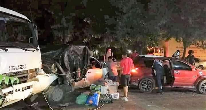 Bomberos auxiliaron a heridos en el accidente.